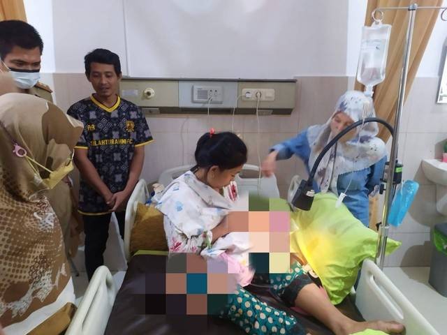 Suasana Sri wahyuni saat menyusui bayinya di ruangan perawatan pasca-operasi, Foto : Istimewa