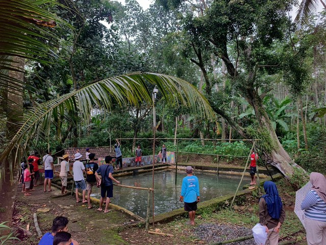 Kegiatan Pemasangan Rangka Bambu di Kolam Sendang, Desa Sendang, Kecamatan Wonotunggal, Kabupaten Batang