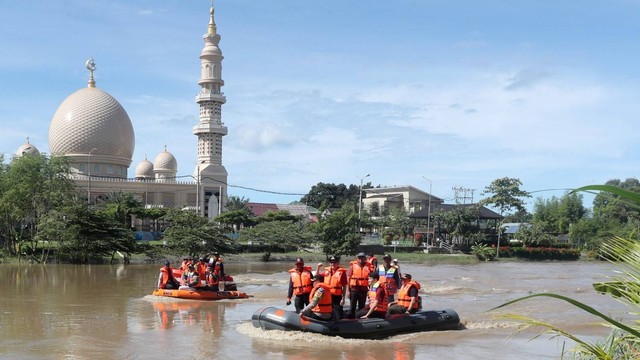 Wali Kota Banda Aceh dan rombongan dengan perahu karet di Krueng Aceh. Foto-foto: Humas Banda Aceh