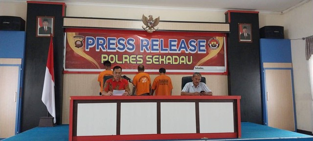 Kasat Reskrim Polres Sekadau, Iptu Rahmad Kartono, memberikan paparan saat press release pengungkapan kasus tipikor dan kekerasan anak. Foto: Dina Mariana