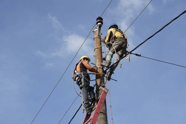 Petugas PLN sedang melakukan pemeliharaan tiang listrik. Foto: istimewa