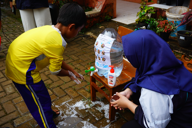 Pendampingan praktik kegiatan 7 Langkah Cuci Tangan Pakai Sabun