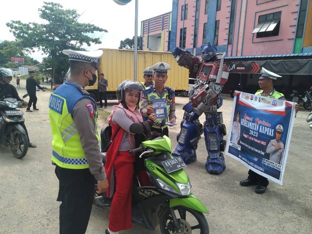 Satlantas Polres Sekadau memberikan imbauan Operasi Keselamatan Kapuas 2023 dengan melibatkan robot Bumblebee. Foto: Dok. Satlantas Polres Sekadau