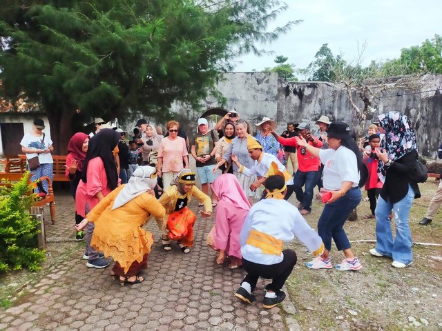 Masyarakat menyambut kedatangan 12 wisatawan mancanegara dengan salah satu tarian adat Kepulauan Sula. Foto: La Ode Hizrat Kasim/cermat