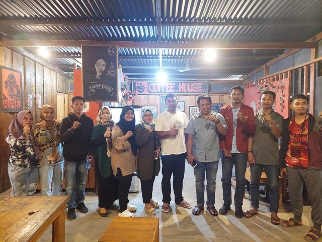 Foto bersama usai kegiatan pra-Musda KNPI Pulau Morotai di Dokter Coffe, Desa Gotalamo, Kecamatan Morotai Selatan. Foto: Istimewa