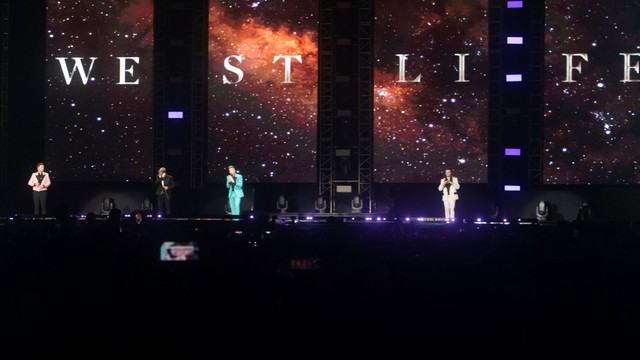 Grup boyband Westlife tampil pada konsernya yang bertajuk Westlife The Wild Dreams Tour 2023 di Stadion Madya GBK, Jakarta, Sabtu (11/2/2023). Foto: Muhammad Adimaja/Antara Foto