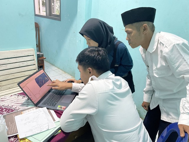 Kegiatan Pemetaan dan Verifikasi bersama Perangkat Desa Majakerta (Sumber: Dok. Pribadi)