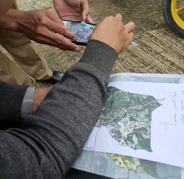 Kegiatan Survei Jaringan Jalan Bersama Perangkat Desa Majakerta (Sumber: Dok. Pribadi)