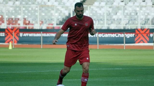 Pemain Timnas Indonesia Jordi Amat mengikuti latihan di Stadion Gelora Bung Karno (GBK), Jakarta, Selasa (20/12/2022). Foto: Jamal Ramadhan/kumparan
