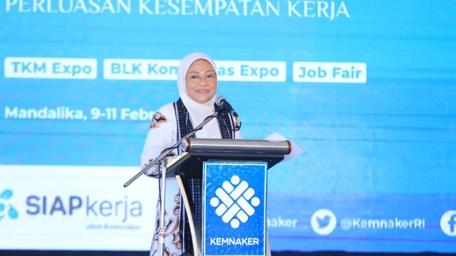 Menaker Ida Fauziyah di acara Festival Pesona Pujut Mandalika dan Temu Mitra Perluasan Kesempatan Kerja di Area Bazar International Tourism Development Center (ITDC) Sirkuit Mandalika, Sabtu, (11/2/2023). Foto: Kemnaker RI