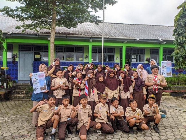 Foto bersama anak-anak kelas 5B SDN 01 Sima setelah program "Ayo Hidup Sehat" Dengan Gerakan Minum Susu Setiap Hari