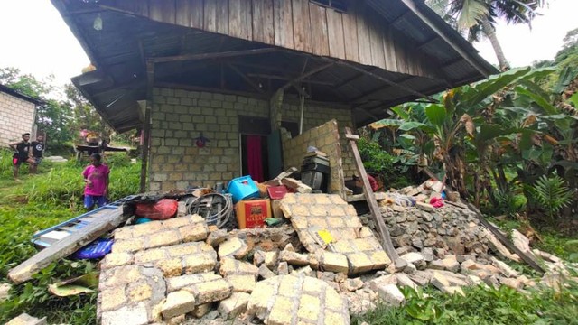 Rumah warga yang rusak akibat gempa Jayapura, 10 Februari 2023. Foto: istimewa