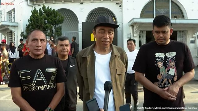 Presiden Jokowi memberikan keterangan pers usai tinjau penataan Kota Medan, Minggu (12/2/2023). Foto: Youtube/Sekretariat Presiden