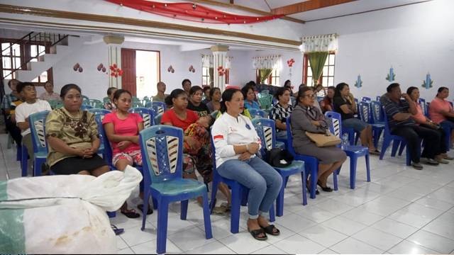 Warga Kampung Dompase yang mengungsi di Gedung Gereja GMIST akibat Gunung Karangetang mengalami erupsi, menggelar ibadah bersama.