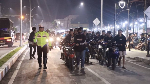 Sat Lantas Polres Bojonegoro saat mengamankan puluhan sepeda motor dengan knalpot bising (brong). Sabtu (11/02/2023) (Foto: Dok Istimewa)