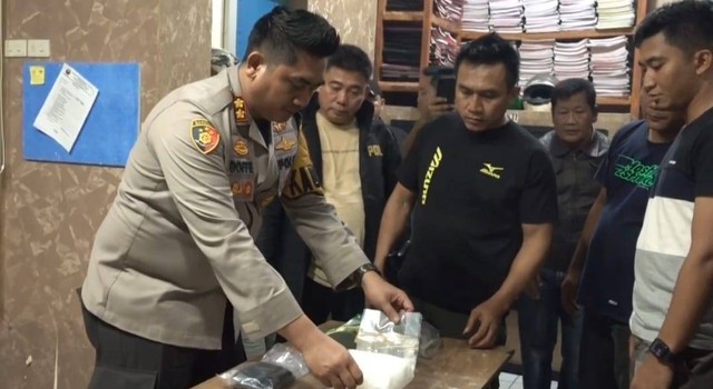 Barang bukti berupa narkoba jenis sabu seberat 1,04 kilogram berhasil diamankan polisi. | Foto : Polres Lampung Tengah