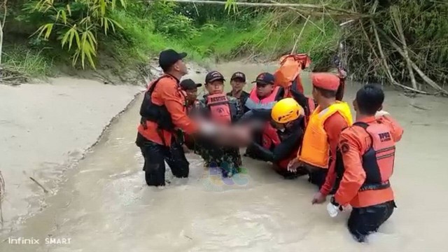 Petugas saat mengevakuasi mayat Rizqitama (3), warga Desa Pengkol, Kecamatan Tambakrejo, Kabupaten Bojonegoro, yang meninggal tenggelam. Minggu (12/02/2023) (Foto: Dok Istimewa)