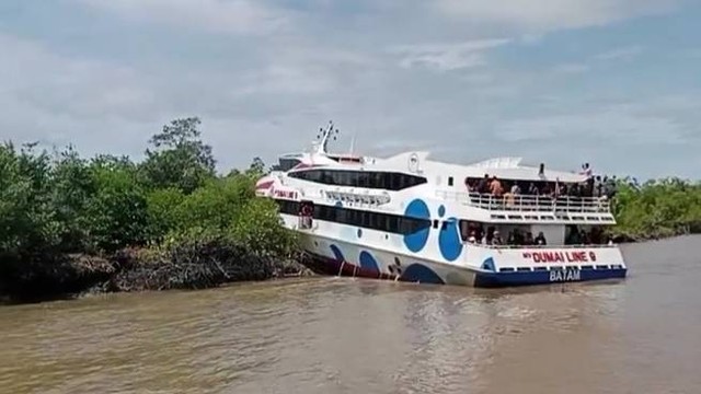 Tangkapan layar kondisi MV Dumai Line 9 naik ke daratan. Foto: Istimewa