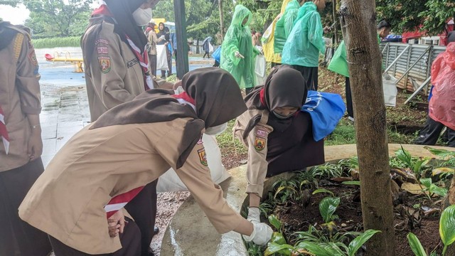 Kegiatan Clean Up Di Alun-Alun Cirimekar Bersama Eco Ranger Unicef Indonesia 