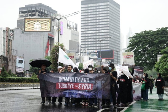 Sejumlah aksi dari Dompet Dhuafa  dalam mengajak kepedulian sesama, solidaritas Indonesia dengan korban gempa di Turki dan Suriah berlangsung di CFD, Jakarta (Minggu, 12/02/2023)