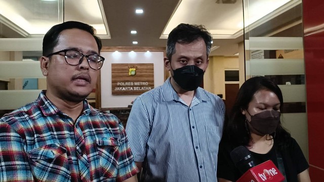 Korban Fortuner Senopati bersama kuasa hukumnya, Manda Berinandus, seusai pemeriksaan awal di Polres Metro Jakarta Selatan, Minggu (12/2).  Foto: Hedi/kumparan