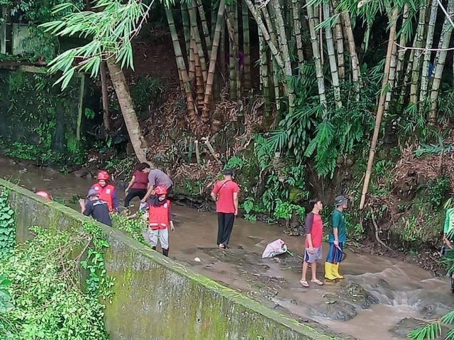 Warga sedang membersihkan Sungai Kedali Magelang, Minggu (12/2/2023). Foto: hermanto/Tugu Jogja