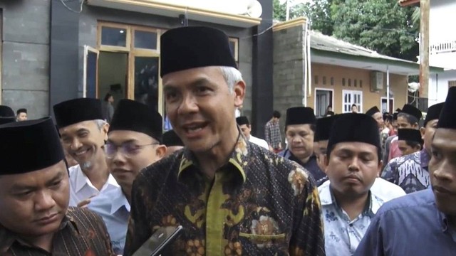 Gubernur Jawa Tengah Ganjar Pranowo saat berkunjung ke Pondok Pesantren KHAS Kempek Kabupaten Cirebon, Palimanan, Kabupaten Cirebon, Jawa Barat, Minggu (12/2/2023). Foto: Dok. Istimewa