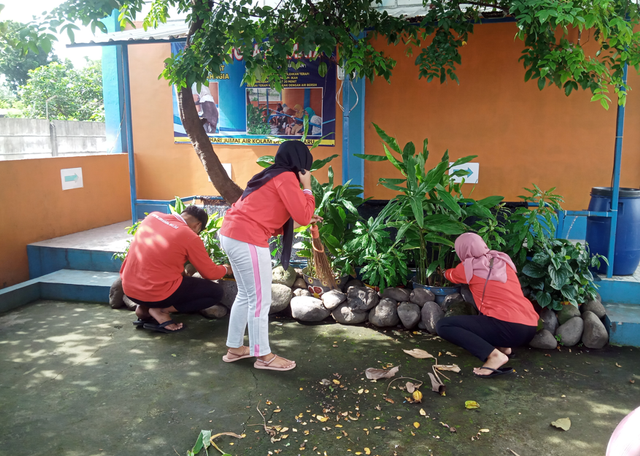 membersihkan bagian dalam spot terapi ikan/dokumentasi tim KKN-P Umsida kelompok 21