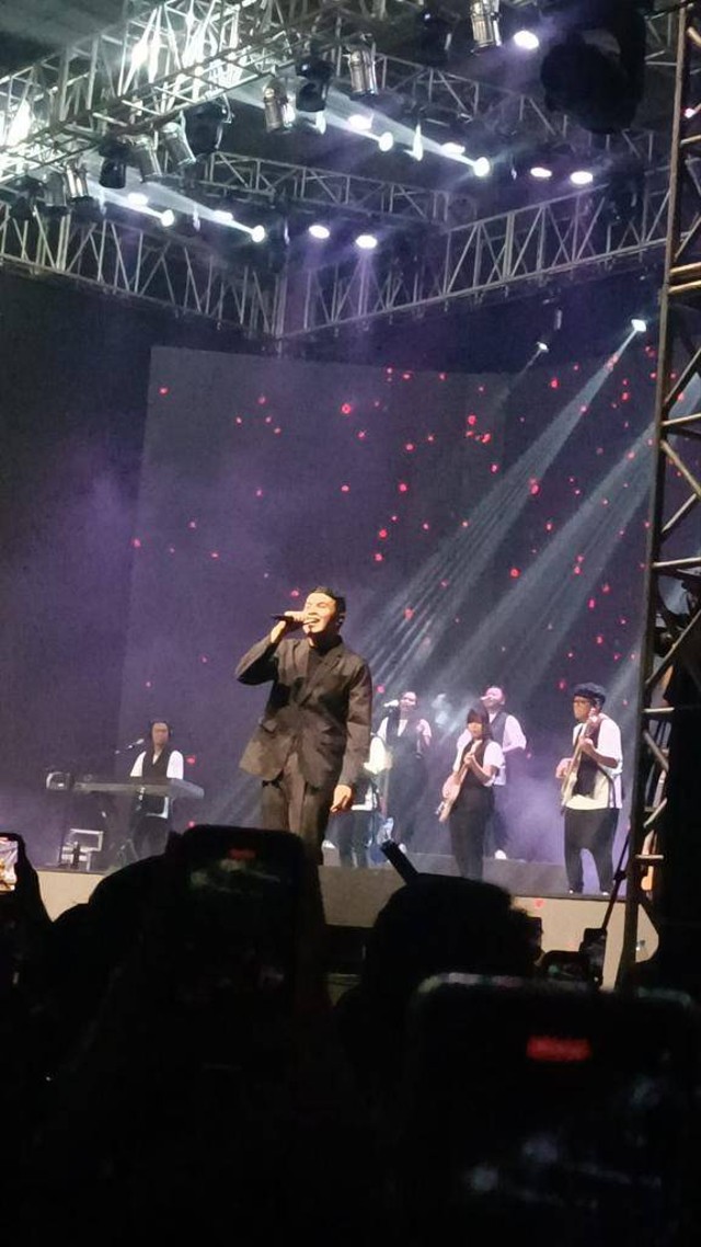 Tulus saat gelar konser di Surabaya. Foto: Farusma Okta Verdian/kumparan