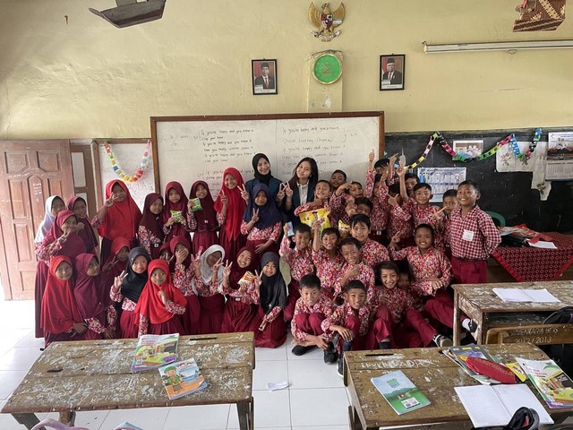 Sesi Foto Bersama dengan Siswa-siswi SD Negeri 01 Kluwut