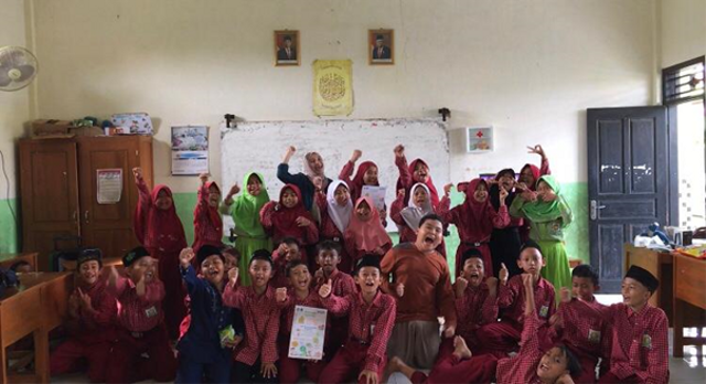 Berfoto bersama siswa kelas 4 SDIT Muslimat NU