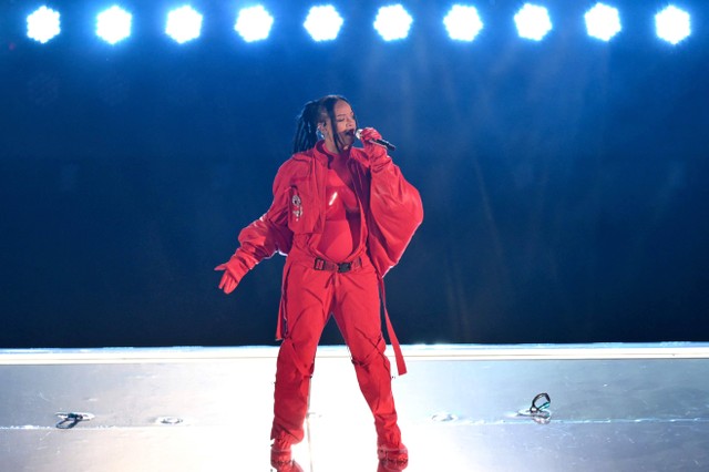 Penyanyi Rihanna tampil di pertunjukan Super Bowl LVII antara Kansas City Chiefs vs Philadelphia Eagles di State Farm Stadium di Glendale, Arizona, Minggu (12/2/2023). Foto: Angela Weiss/AFP