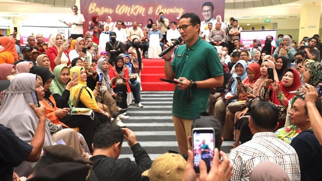 Sandiaga Uno mengunjungi stand UMKM di New Makassar Mall, Kecamatan Wajo, Kota Makassar, Sulawesi Selatan, Minggu (12/2/2023). Foto: Dok. Istimewa