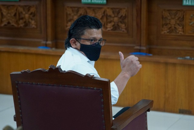 Terdakwa Ferdy Sambo tiba di ruang sidang dalam agenda sidang vonis kasus pembunuhan Brigadir Yosua di Pengadilan Negeri Jakarta Selatan, Senin (13/2). Foto: Iqbal Firdaus/kumparan