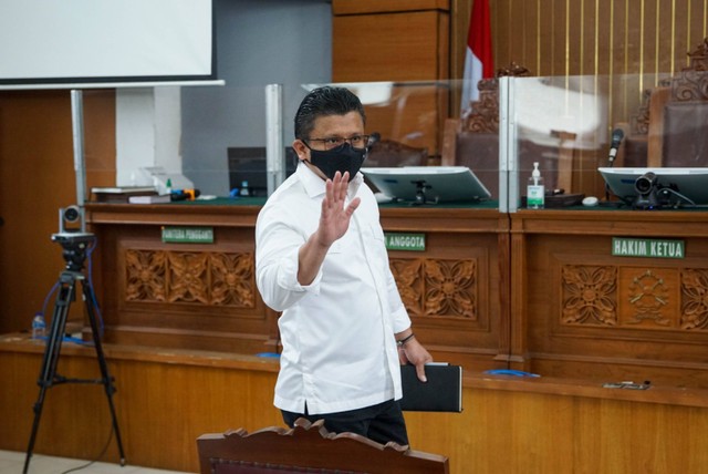 Terdakwa Ferdy Sambo tiba di ruang sidang dalam agenda sidang vonis kasus pembunuhan Brigadir Yosua di Pengadilan Negeri Jakarta Selatan, Senin (13/2). Foto: Iqbal Firdaus/kumparan