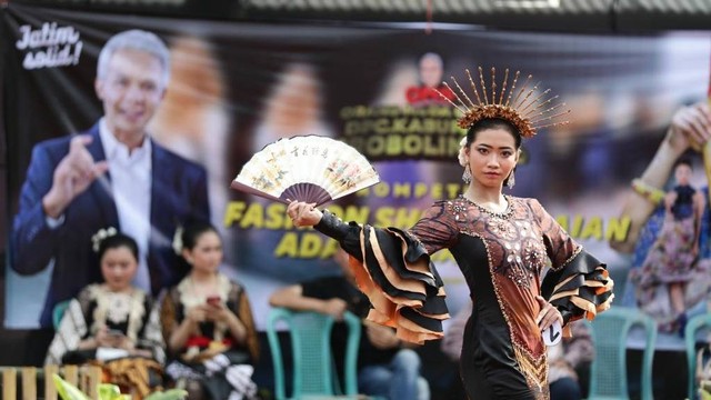 Relawan Orang Muda Ganjar menggelar Lomba Fashion Show Pakaian Adat Nusantara di Dusun Karangrejo, Kecamatan Pajarakan, Kabupaten Probolinggo pada Minggu (12/2/2023) sore. Foto: Dok. Istimewa