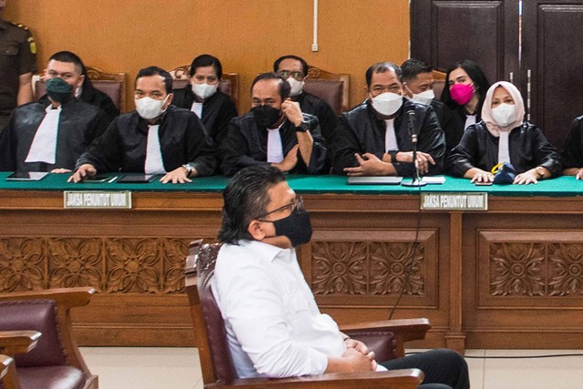 Terdakwa kasus pembunuhan Brigadir Yosua, Ferdy Sambo duduk di ruang sidang pengadilan dengan agenda pembacaan vonis oleh majelis hakim di PN Jakarta Selatan, Jakarta, Senin (13/2/2023). Foto: Muhammad Adimaja/ANTARA FOTO