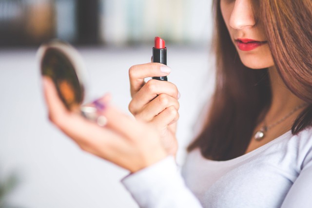 Ilustrasi seseorang memilih warna lipstik OMG yang bagus. Foto: Pexels.com