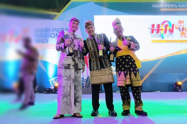 Wali Kota Surabaya Eri Cahyadi (paling kiri) menerima penghargaan "Trofi Abyakta" Anugerah Kebudayaan PWI (AK-PWI) Pusat 2023. Foto: Pemkot Surabaya