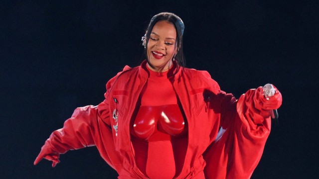 Penyanyi Rihanna tampil di Super Bowl LVII antara Kansas City Chiefs vs Philadelphia Eagles di State Farm Stadium di Glendale, Arizona, Minggu (12/2/2023).
 Foto: Angela Weiss/AFP