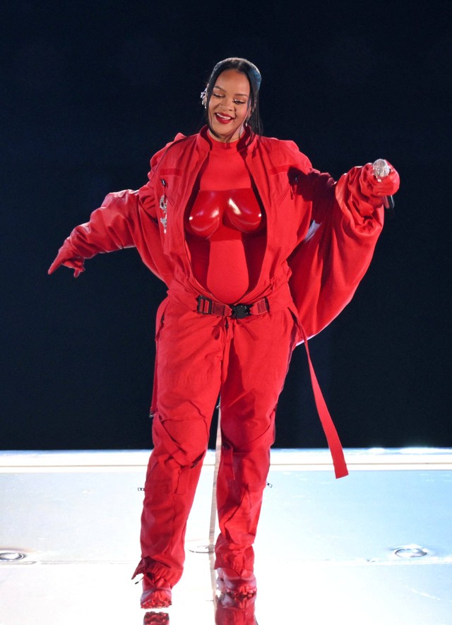 Penyanyi Rihanna tampil di Super Bowl LVII antara Kansas City Chiefs vs Philadelphia Eagles di State Farm Stadium di Glendale, Arizona, Minggu (12/2/2023).
 Foto: Angela Weiss/AFP