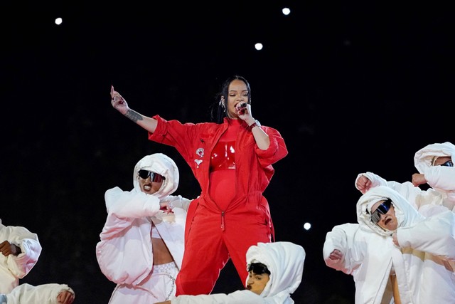 Penyanyi Rihanna tampil di Super Bowl LVII antara Kansas City Chiefs vs Philadelphia Eagles di State Farm Stadium di Glendale, Arizona, Minggu (12/2/2023). Foto: Timotius A. Clary/AFP