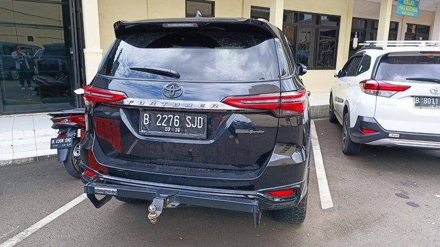 Mobil Fortuner milik sopir yang ngamuk merusak Brio di Senopati disita di Polres Jakarta Selatan, Jakarta, Senin (13/2). Foto: Thomas Bosco/kumparan