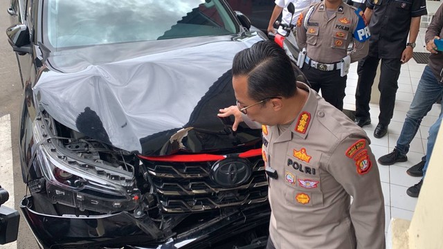 Kapolres Jaksel Kombes Ade Ary amankan mobil Fortuner yang tabrak Brio kuning. Foto: Dok. Polres Jakarta Selatan