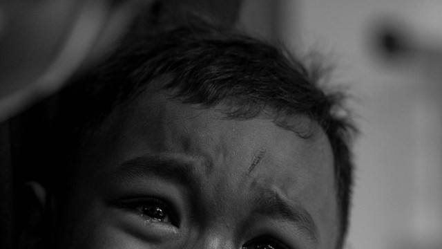 SEBAGAI ILUSTRASI "Anak menangis". Foto asli: Siswa mengikuti vaksinasi COVID-19 bagi anak usia 6-11 tahun di SD Negeri 2 Palembang, Sumatera Selatan, Jumat (14/1).  Dok: Nova Wahyudi/ANTARA FOTO