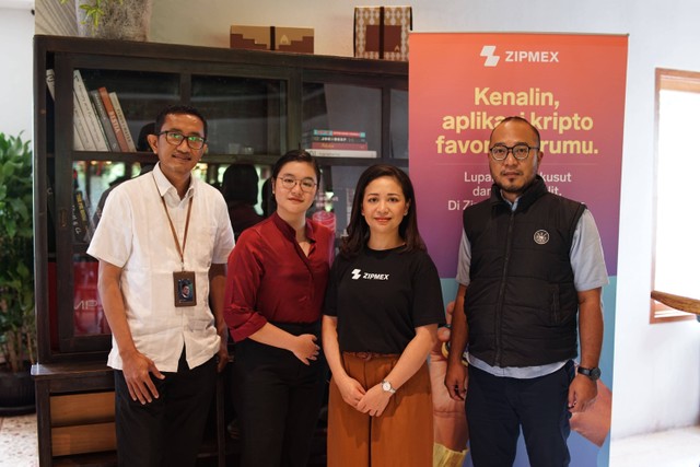 Zipmex bersama perwakilan Bappebti dan ketua Asosiasi Blockchain Indonesia (Source: Zipmex Indonesia)