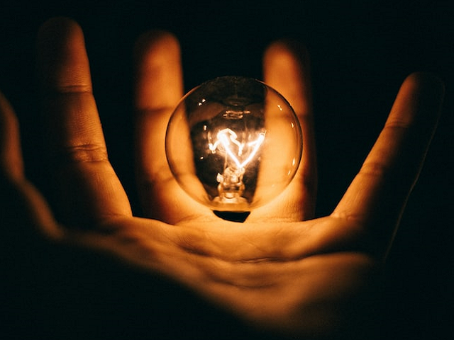 Ilustrasi alat untuk membatasi aliran energi listrik. Sumber: www.unsplash.com.
