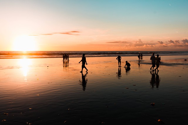 Pantai Sunset di Bali, Foto: Unsplash/George Bakos.