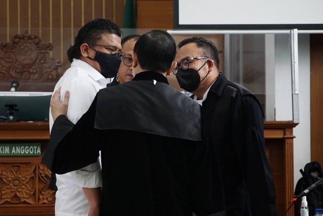 Terdakwa kasus pembunuhan berencana terhadap Brigadir Yosua, Ferdy Sambo usai jalani sidang vonis di Pengadilan Negeri Jakarta Selatan, Jakarta, Senin (13/2/2023). Foto: Iqbal Firdaus/kumparan