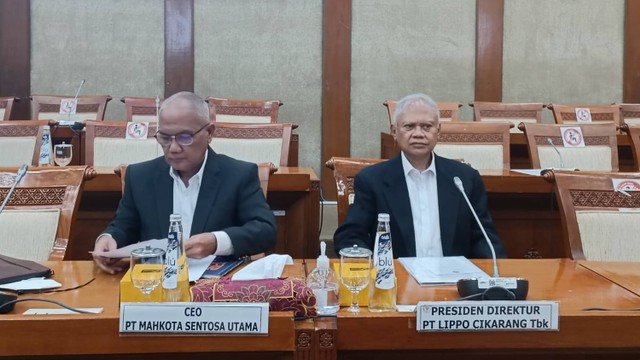 CEO PT Mahkota Sentosa Utama, Indra (kiri), dan Presiden Direktur Lippo Cikarang (LPCK) Tbk, Ketut Budi Wijaya (kanan) menghadiri RDPU Komisi VI DPR RI, Senin (13/2/2023).  Foto: Akbar Maulana/kumparan